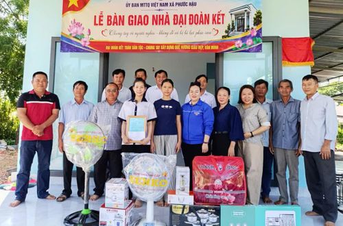 Các đại biểu chụp hình lưu niệm.