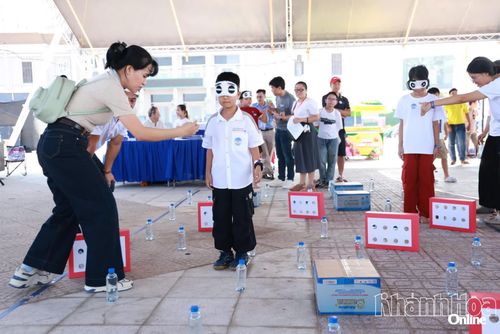 Một gia đình tham gia vòng thi "Thử thách liên hoàn".