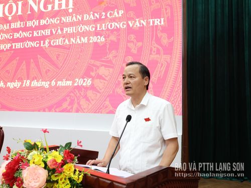 Đồng chí Phùng Quang Hội, Ủy viên Ban Thường vụ Tỉnh ủy, Bí thư Đảng ủy, Chủ tịch HĐND phường Đông Kinh, Tổ trưởng Tổ đại biểu số 2 HĐND tỉnh làm rõ một số vấn đề cử tri quan tâm