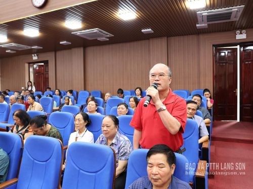 Cử tri phát biểu ý kiến tại hội nghị
