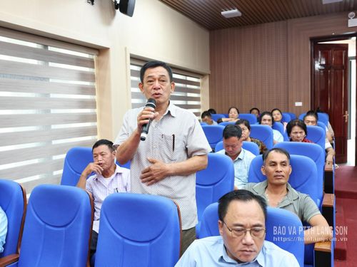 Cử tri phát biểu ý kiến tại hội nghị