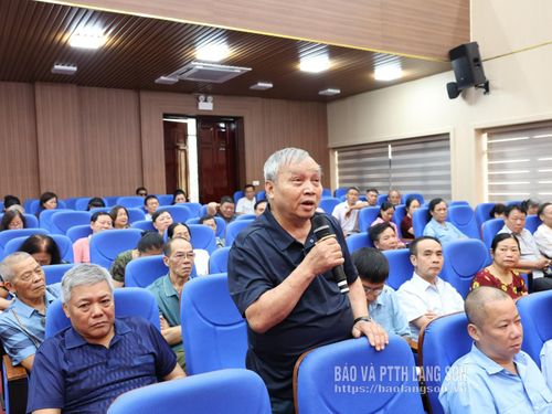 Cử tri phát biểu tại hội nghị