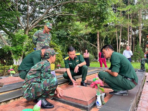 Thượng tá Biện Đức Long (thứ 2 từ phải qua) tham gia khảo sát việc lấy mẫu tại Nghĩa trang liệt sĩ Bảo Lộc