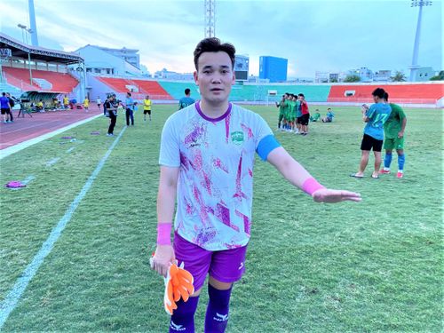 Thủ môn Trương Lâm Nhật của Đội bóng đá Lâm Đồng trên sân vận động Quy Nhơn