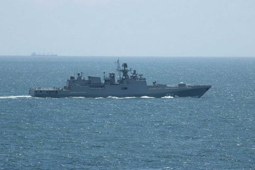 Tàu hộ vệ Admiral Grigorovich của Hải quân Nga bắn cảnh cáo bằng súng bộ binh gần du thuyền Bright Future trên eo biển Manche ngày 16/6. Ảnh: Telegram/Hải quân Nga
