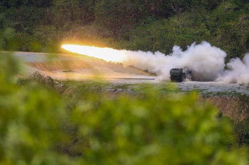 Hệ thống pháo phản lực HIMARS của Lục quân Mỹ khai hỏa trong diễn tập bắn đạn thật cùng quân đội Philippines tại căn cứ Laur, tỉnh Nueva Ecija, ngày 16/6. Ảnh: Getty Images