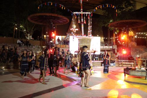 Phần trình diễn của các đoàn tham dự liên hoan