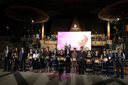 Ban Tổ chức trao cờ lưu niệm cho các đội tham gia liên hoan