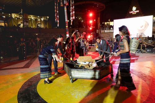 Lãnh đạo Sở Văn hóa, Thể thao và Du lịch cùng lãnh đạo phường Lang Biang - Đà Lạt châm đuốc khai hội