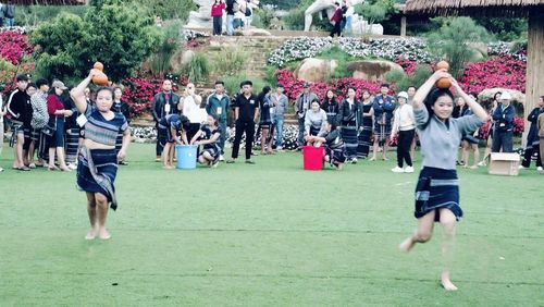 Thi lấy nước bằng trái bầu