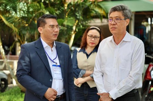 Lãnh đạo Ban Chấm thi báo cáo với đoàn công tác về tiến độ và công tác tổ chức chấm thi Kỳ thi tốt nghiệp THPT năm 2026