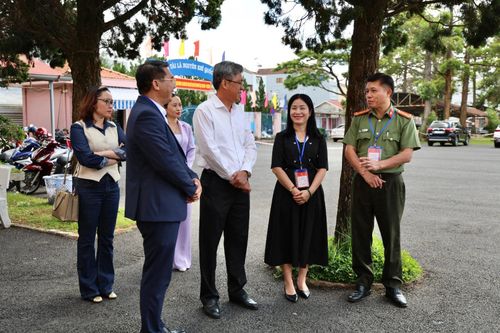 Phó Chủ tịch UBND tỉnh Nguyễn Minh trao đổi với các lực lượng làm nhiệm vụ tại điểm chấm thi về công tác bảo đảm an ninh, an toàn trong quá trình chấm thi