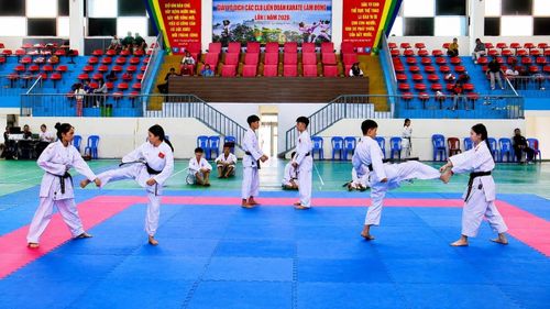 Võ sinh thực hiện các bài thi