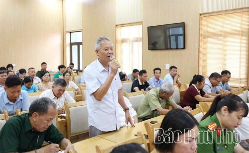 Cử tri xã Tam Nông phát biểu ý kiến.