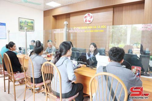 Giải quyết thủ tục hành chính cho nhân dân tại Trung tâm Phục vụ hành chính công xã Tà Hộc.