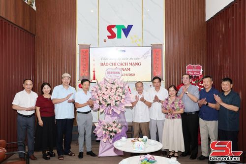 Câu lạc bộ cựu cán bộ báo chí Sơn La tặng hoa chúc mừng Báo và Phát thanh, truyền hình Sơn La.