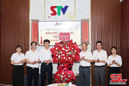 Lãnh đạo Agribank Chi nhánh Sơn La tặng hoa chúc mừng Báo và Phát thanh, truyền hình Sơn La.