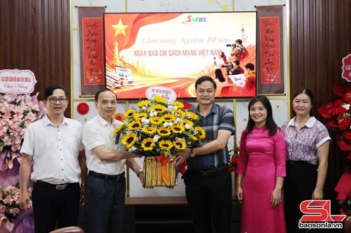 Lãnh đạo Đảng ủy xã Bắc Yên tặng hoa chúc mừng Báo và Phát thanh, truyền hình Sơn La.