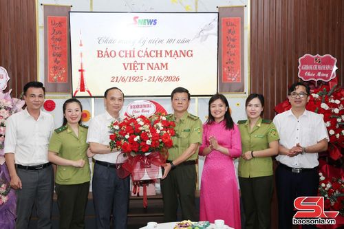 Lãnh đạo Chi cục Kiểm lâm tỉnh tặng hoa chúc mừng Báo và Phát thanh, truyền hình Sơn La.