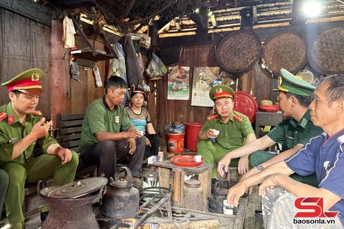 Lực lượng Công an xã phối hợp với Đồn Biên phòng Chiềng Tương “đi từng ngõ, gõ từng nhà” tuyên truyền pháp luật cho nhân dân.