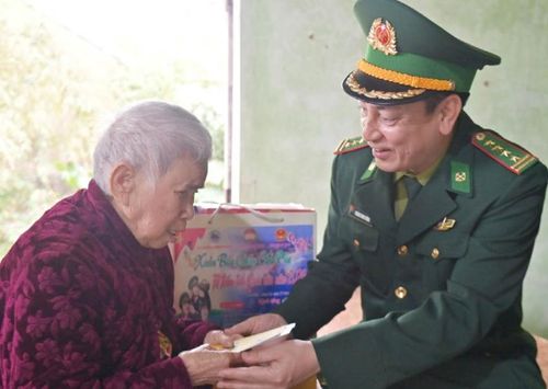  Đại tá Hoàng Minh Hùng, Chỉ huy trưởng BĐBP thành phố thăm hỏi người cao tuổi, thuộc diện chính sách tại khu vực biên giới