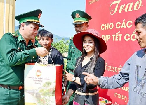  Thượng tá Hồ Văn Việt, Chủ nhiệm Chính trị BĐBP thành phố trao quà cho người dân bản Lào