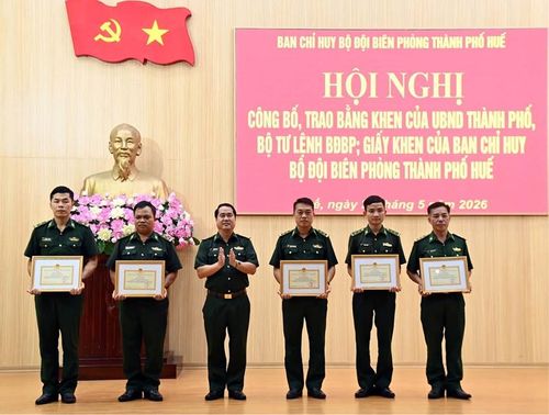  Đại tá Lê Hồng Tuyên, Phó Chính ủy BĐBP thành phố (giữa) trao bằng khen, giấy khen cho các tập thể, cá nhân có thành tích xuất sắc