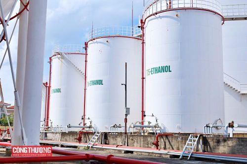 Phó Tổng giám đốc Nguyễn Tuấn Hưng khẳng định người tiêu dùng hoàn toàn có thể yên tâm bởi toàn bộ quá trình phối trộn và kiểm soát chất lượng đều được thực hiện theo quy trình khoa học, chặt chẽ