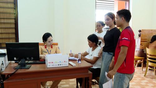 Các thí sinh người đồng bào dân tộc thiểu số đăng ký làm thủ tục trước khi vào thi sát hạch GPLX mô tô