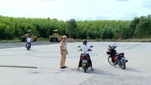 Quang cảnh khu vực thi thực hành cấp bằng lái miễn phí cho 100 thí sinh người đồng bào dân tộc thiểu số thi GPLX mô tô miễn phí