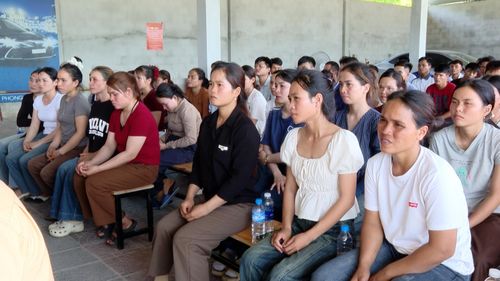 100 người dân là đồng bào dân tộc thiểu số tại xã Đakrông tham dự kỳ thi sát hạch lái xe mô tô