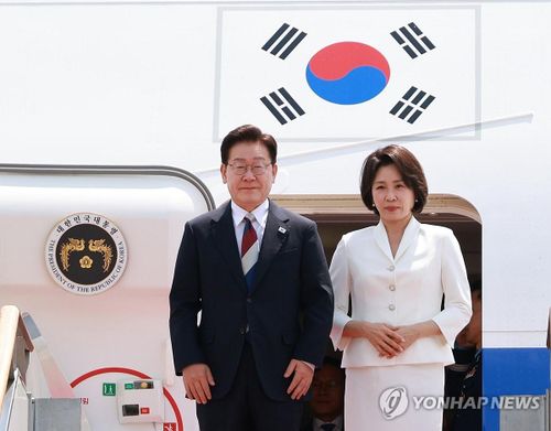 Tổng thống Hàn Quốc Lee Jae Myung và Phu nhân Kim Hye Kyung bước xuống chuyên cơ tại Căn cứ Không quân Seoul sáng 18/6 sau khi trở về từ chuyến công du châu Âu. Ảnh: Yonhap