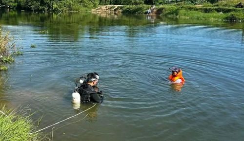 Lực lượng cứu nạn tìm thấy thi thể người mẹ đoạn qua sông Bồ thuộc địa phận xã Quảng Điền, TP Huế.