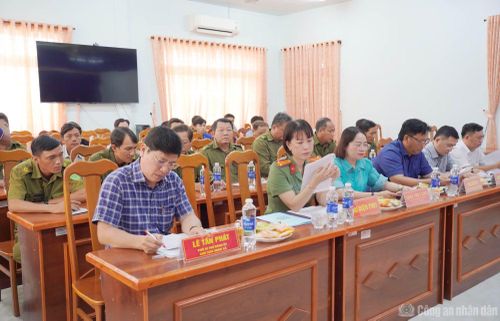 Các đại biểu dự ra mắt mô hình.