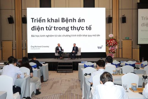Các chuyên gia quốc tế trao đổi tại hội thảo.