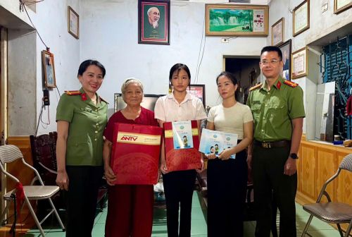  Trung tá Nguyễn Thị Mai, Chủ tịch Hội Phụ nữ Cục X04 trao kinh phí hỗ trợ đợt đầu năm 2026 và các phần quà ý nghĩa cho em Trần Hồng Ngọc. 
