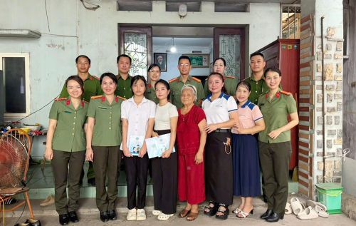  Hội Phụ nữ Cục Truyền thông CAND cùng đại diện Công an địa phương, Ban Giám hiệu trường THCS Nha Trang chụp ảnh lưu niệm cùng gia đình em Trần Hồng Ngọc. 