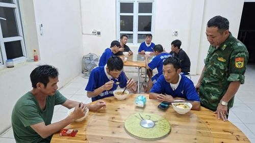 Các thuyền viên bị nạn được chăm sóc tại Đồn Biên phòng đảo Trần. Ảnh: Đặc khu Cô Tô cung cấp