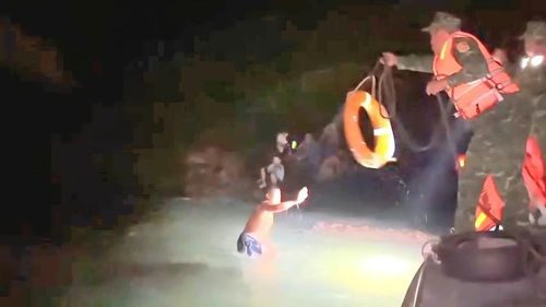 Toàn bộ 9 người trên tàu gặp nạn được cứu nạn thành công. Ảnh: Đặc khu Cô Tô cung cấp