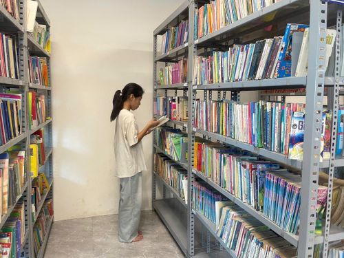 Phòng đọc thiếu nhi hiện có 16.130 bản sách, trong đó có hơn 1000 bản mới được bổ sung trong dịp hè, với 500 đầu sách mới với đủ thể loại: sách học, sách kỹ năng, truyện ngắn, tiểu thuyết, cổ tích, ca dao tục ngữ.