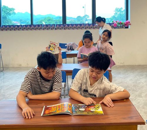Thay vì "lạc" trong các thiết bị điện tử, các em tìm đến sách để giải trí.