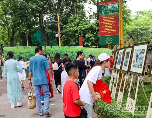 Dòng người tham quan không gian trưng bày những hình ảnh, tư liệu về cuộc đời giản dị, gần gũi của Chủ tịch Hồ Chí Minh. tại khu vực Nhà sàn Bác Hồ.