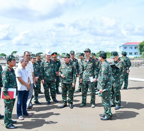 Thiếu tướng Nguyễn Văn Ngành (giữa) kiểm tra, nắm tình hình triển khai Dự án đầu tư xây dựng Hải đội Dân quân thường trực tỉnh Cà Mau.
