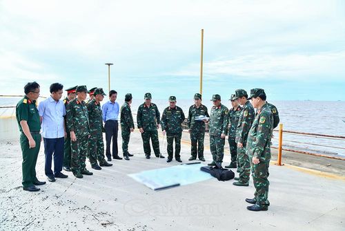 Đoàn công tác Bộ CHQS tỉnh khảo sát thực địa tại điểm cuối tuyến cao tốc Cà Mau - Đất Mũi và vị trí đấu nối ra đảo Hòn Khoai.