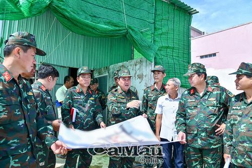 Thiếu tướng Nguyễn Văn Ngành kiểm tra tiến độ xây dựng bến cảng neo đậu tàu, một trong những hạng mục quan trọng của Hải đội Dân quân thường trực tỉnh Cà Mau.