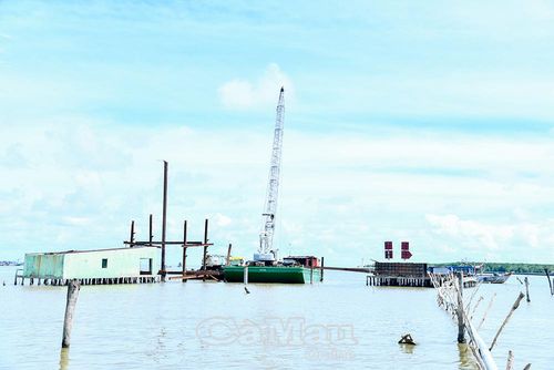 Các phương tiện cơ giới tập trung thi công, đẩy nhanh tiến độ xây dựng cảng neo đậu tàu Hải đội Dân quân thường trực tỉnh Cà Mau.