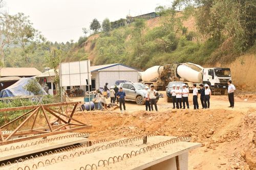Đoàn công tác của Kiểm toán nhà nước ghi nhận tình hình tại công trường Dự án. Ảnh: TIẾN TÚ
