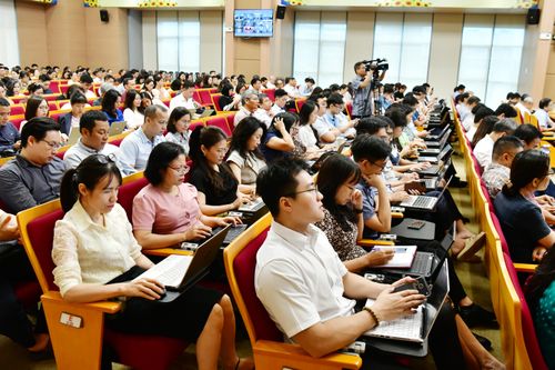 Tập huấn sử dụng phần mềm Sổ tay điện tử Đảng viên cho cán bộ, đảng viên trong toàn Đảng bộ KTNN. Ảnh: M. Thúy