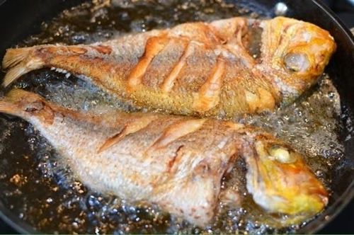 Tùy vào cách chế biến, bạn có thể áp dụng một số mẹo nhỏ để giữ độ chắc cho cá. Ảnh minh họa.
