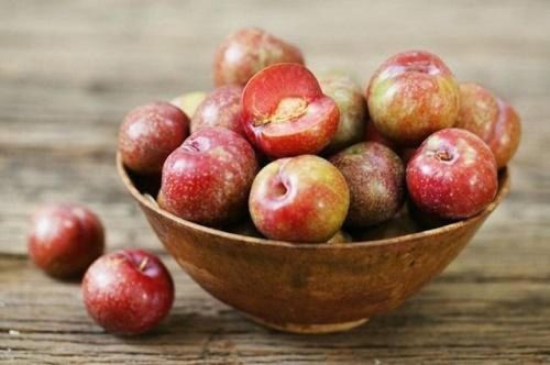 Nhiều người tin rằng ăn mận, vải giúp “diệt sâu bọ” trong ngày 5/5 âm lịch. Ảnh minh họa. 